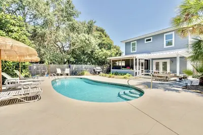 Image de 6 chambres 6 salles de bain avec piscine privée chauffée. 1 pâté de maisons de la plage!