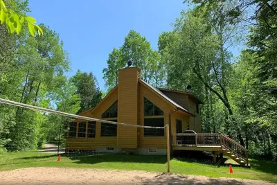 Image de Belle cabine Betsie River avec A / C minutes de Crystal Mtn. Resort 5bd. + Loft!