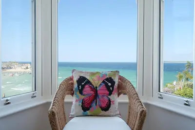 Superbe maison de ville côtière, vue imprenable sur la mer, bain à remous et parking privé.