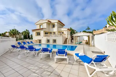 Image de Stefka, grande capacité à Calpe pour 16 personnes, piscine privée et wifi gratuit