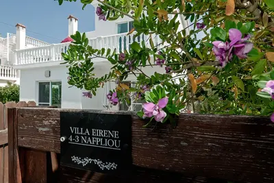 Luxe 3 chambres / 3 salles de bain villa avec piscine privée dans le village pittoresque de Peyia