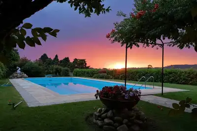 Image de Maison a la campagne avec piscine et jardin.