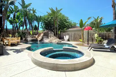 Image de Funtierland + Castle House 2 + Promenade Ă Disneyland + piscine / bain Ă remous + Netflix