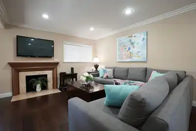 Image de Charmant Anaheim Home 1/2 Mile Walk to Disney
