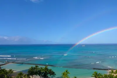 Image de Direct Oceanfront au coeur de Waikiki! Spectaculaire Nouveau Reno personnalisé!