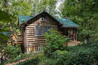 Image de Cabine suisse du Vieux Monde nichée dans les bois