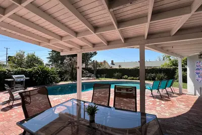 Image de Anaheim en Californie, belle piscine Ă la maison, courte promenade de Disney.