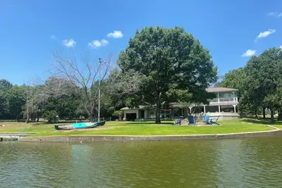 Image de Granbury Lake Retreat on Quiet Cove - Renseignez-vous sur les remises en milieu de semaine et autres
