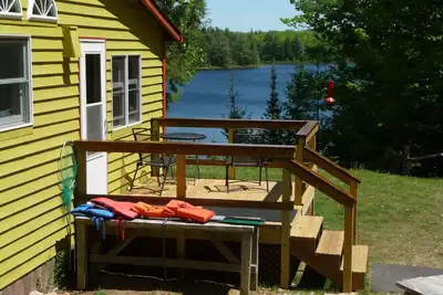 Image de Sur la photo Rocks area Lake Front Cottage dans la péninsule supérieure du Michigan