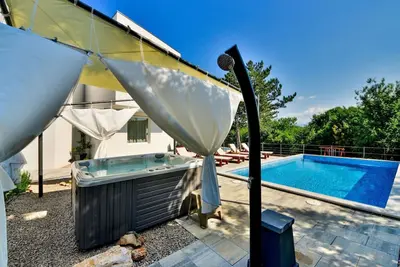 Image de Maison de vacances privée avec bain à remous, climatisation, piscine privée, Wifi, Tv, terrasse