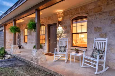 Image de Hill Country Retreat - Spa privé - À un mille du centre-ville de Dripping Springs