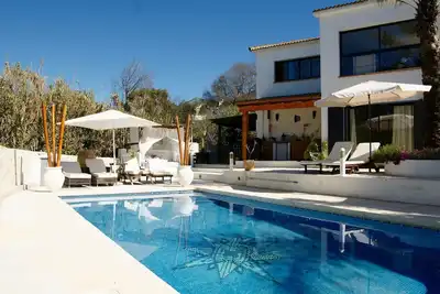 Image de Incroyable design spacieux Finca - peut accueillir jusqu'à 23 personnes - joyau caché!
