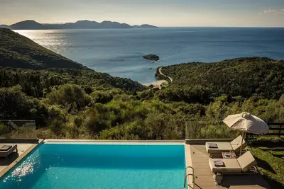 Image de Promotion Sur Les Oiseaux: Entheos Private Villa vue sur la mer et piscine à débordement