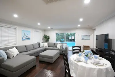 Image de Sweet 5 chambres, 4 salles de bain piscine Accueil 1/2 Mile Walk To Disney