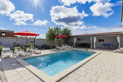 Image de Joli appartement avec piscine privée, climatisation, Wifi, Tv, terrasse, animaux admis et parking