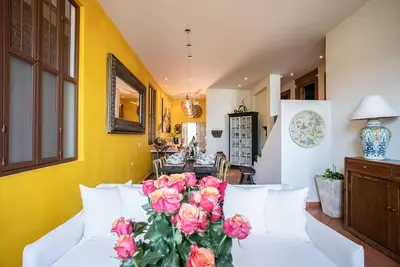 Image de Loft en duplex dans une villa de la vieille ville avec piscine d'eau salée chauffée sur le toit