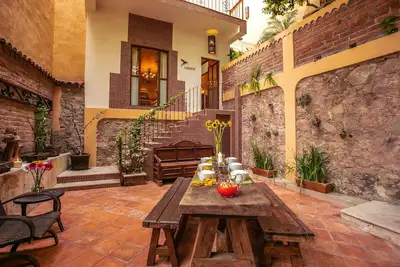 Image de Maison d'hôtes privée dans une villa avec vue sur la vieille ville et piscine chauffée sur le toit