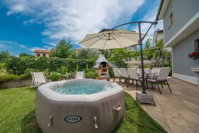 Image de Bel appartement pour 5 personnes avec bain à remous, Wifi, climatisation, Tv, terrasse et parking