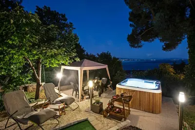 Image de Merveilleuse maison de vacances avec climatisation, Wifi, bain à remous, Tv, patio et parking