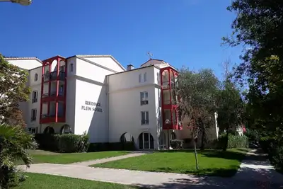 Studio rénové Lamalou, proche Thermes, balcon, animaux admis, parking gratuit, Wifi inclus