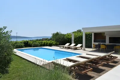 Image de Villa Nikol ****, maison neuve avec jardin et barbecue.