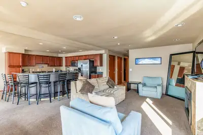 Image de Grandview Lake View 530! Luxueux condo 2 chambres exécutif, pour 6 personnes!