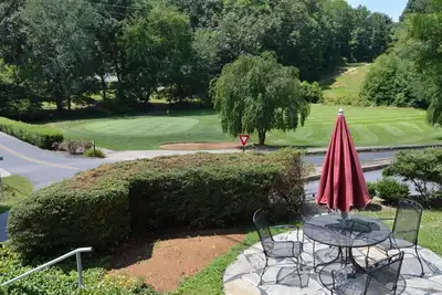 Image de Cottage sur les verts 2/2 maison donnant sur # 2 vert du parcours Blue Ridge au Coe. A / C, internet