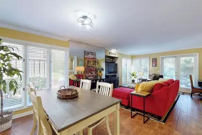 Image de Joliment mis à jour au premier étage Villa!