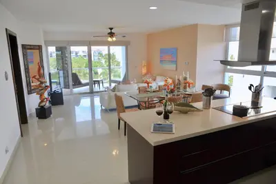 Image de Superbe plage privée à Mareazul Condo avec luxe lumineux et spacieux