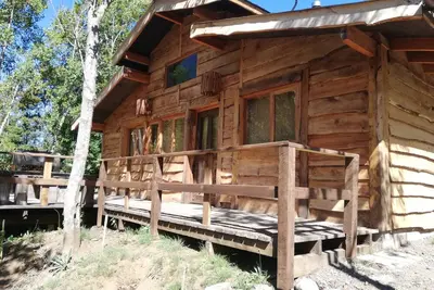 Image de Merveilleuse 2 cabane rustique, avec des troncs indigènes, avec la banque de la rivière Trancura