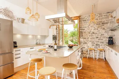 Maison moderne, emplacement exceptionnel et jardin 60m2! Parking!