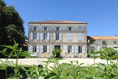 Image de Maison de campagne élégante. Dans un endroit paisible. Un excellent choix pour les familles.