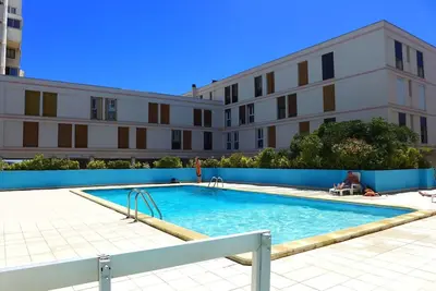 Confortable appartement pour 2 personnes avec piscine, Wifi, Tv, animaux admis et parking