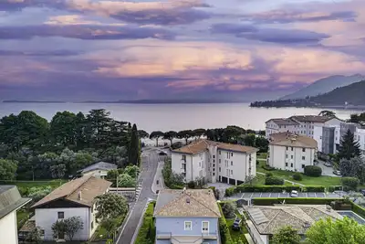 Image de Rez-de-chaussée lumineux dans une villa avec jardin au bord du lac, plage bleu clair.