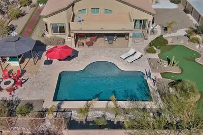 Image de Maison de luxe abordable Oasis, grande piscine, green, bowling, foyer, table de billard