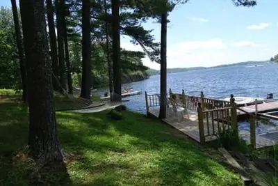 Image de Absolute Lakefront House sur la belle Bomoseen.