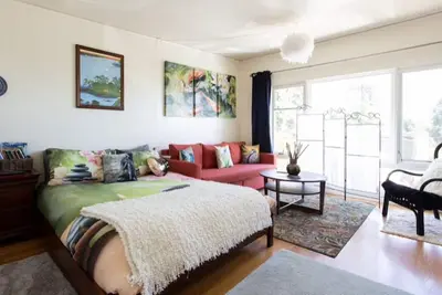 Image de Zen Den Studio dans le N. Berkeley Hills! Bain à remous et vue sur la baie! Animaux acceptés