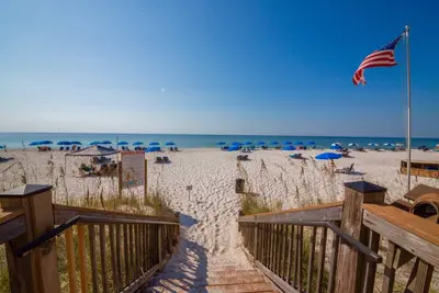 Image de Palacio w / 2 Masters 2000 pieds carrés en bord de mer pour 11 personnes. Au bord de la piscine. Récemment rénové.