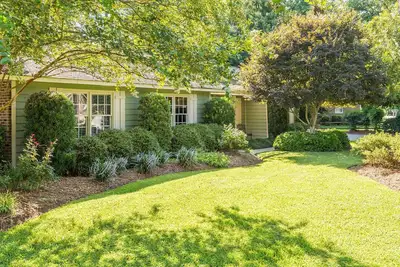 Image de Patio et douche extérieure│Private│3br - Maison familiale au milieu de Wilmington