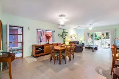 Image de Situation centrale, à un pâté de maisons de l'océan