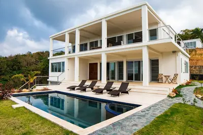 Image de Casa Kahuna est une maison nouvellement classée avec 4 chambres, 3 1/2 bains et piscine privée