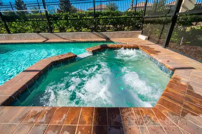Image de Superbe maison de 6 chambres, 4. 5 salles de bain avec salle de jeux, piscine / jacuzzi à Windsor à Westside