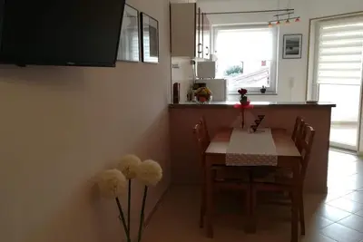 Image de Tramonto est un appartement acceptant les animaux de deux chambres pouvant accueillir de 4 à 6 personnes.