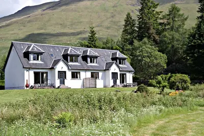 Image de 4 étoiles, 4 chambres, 3 salles de bain chalet écossais avec sensationnel loch et vue sur la montagne