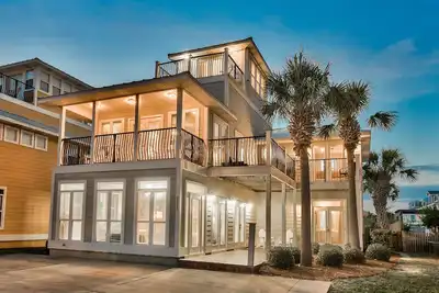 Image de Luxe 7 Br en face de la plage, piscine privée, vue sur le golfe, table de billard, table de ping-pong