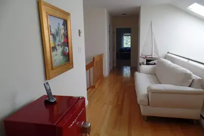 Image de Trois niveaux Belle maison contemporaine spacieuse avec salle de jeux et Ac Central