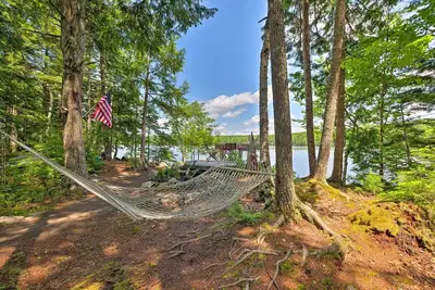 Image de Nouveau! Waterfront Great Pond Cottage w / vues + bain Ă remous