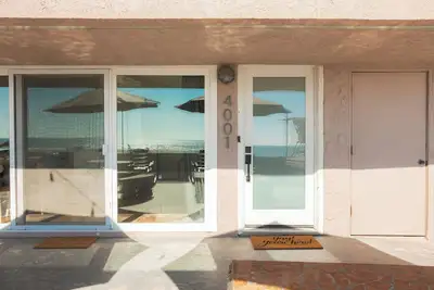 Image de Ocean Front Suites - Immense patio en bord de mer - 4 unités disponibles (4001 en bas)