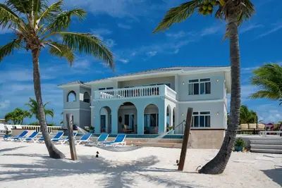 Image de Récemment rénové Remiseled Luxury Turtle Tail Villa w / plage privée!