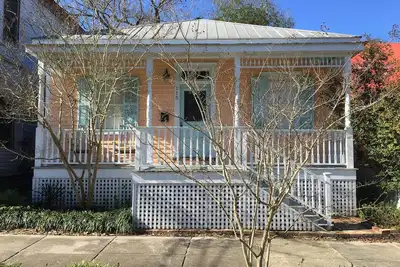 Image de Cottage confortable dans le quartier historique! 3 pâtés de maisons pour manger! 10 min Water Street. Wifi